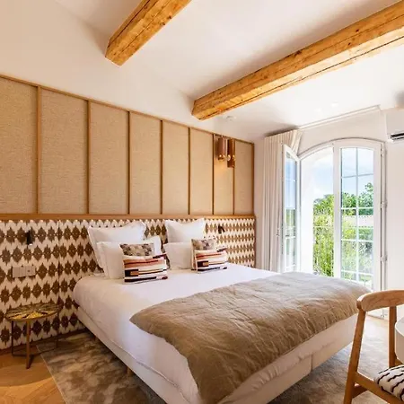Le Quatre Saisons Et Ses Raffinees 300 E Par Chambre Saint-Tropez